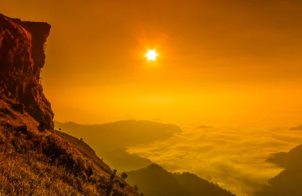 Sonnenaufgang bei phu chi fa — Stockfoto