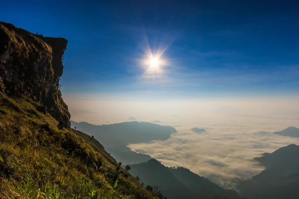 Sonnenaufgang bei phu chi fa — Stockfoto