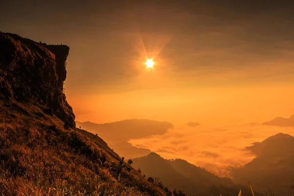 Sonnenaufgang bei phu chi fa — Stockfoto