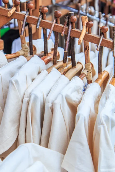 Modekleding op hangers — Stockfoto