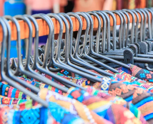 Modebekleidung auf Kleiderbügeln — Stockfoto