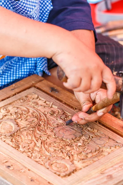 Menuisier à l'atelier — Photo