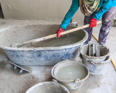 Çimento deposu olan adam