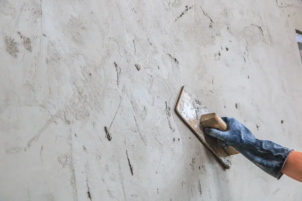 Человек с гипсокартонным бетоном — стоковое фото