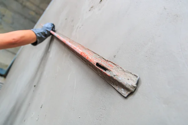 Człowiek z betonu tynkarz — Zdjęcie stockowe