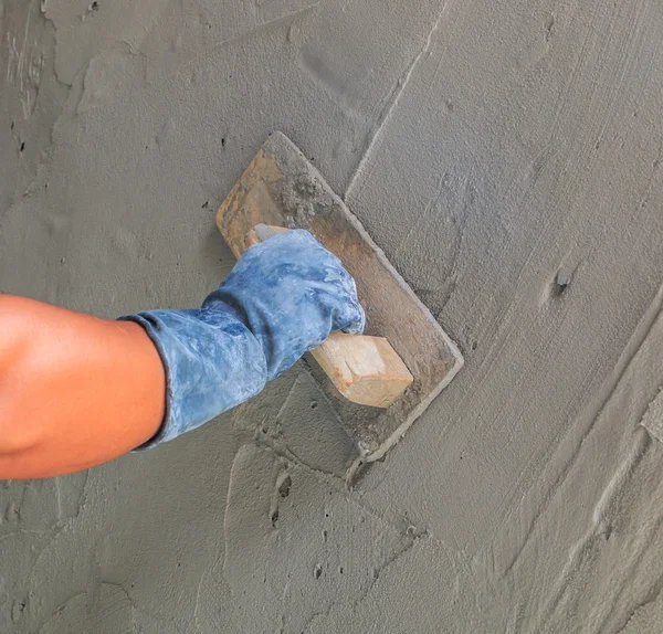 Uomo con intonaco cemento — Foto Stock