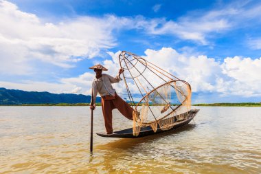 Balıkçı balık yakalar.