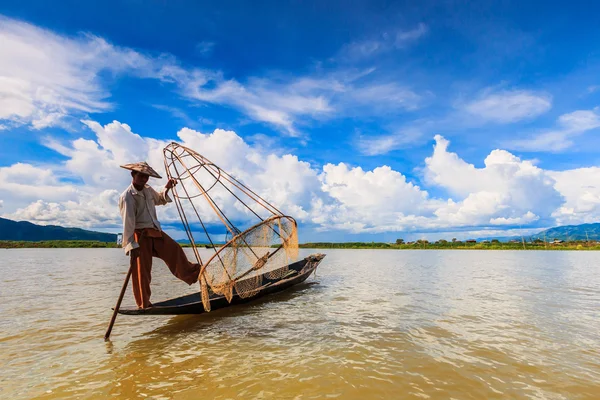 Pescador captura pescado —  Fotos de Stock