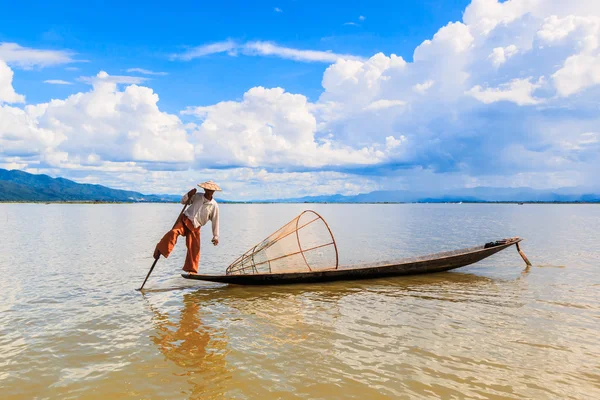 Fisherman catches fish — Stock Photo, Image