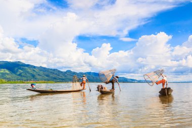 Balıkçı yakalar balık