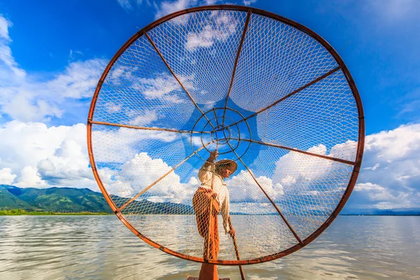 Pescador captura pescado — Foto de Stock