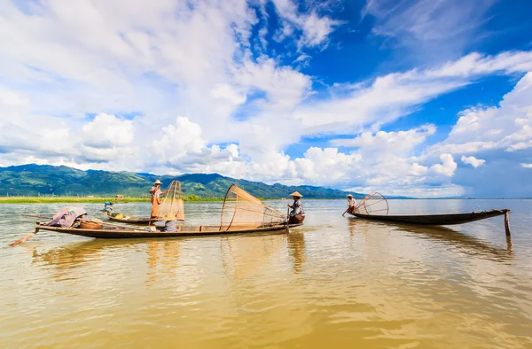 I pescatori catturano pesci — Foto Stock