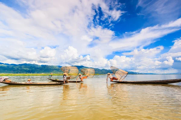 Fishermen catches fish — Stock Photo, Image