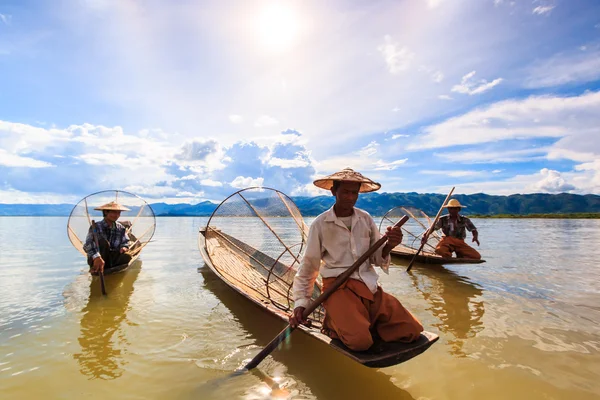Fishermen catches fish — Stock Photo, Image