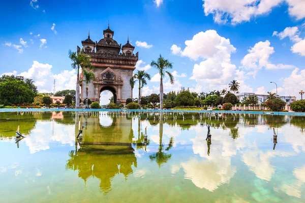 Patuxai bedeutet wörtlich Siegestor — Stockfoto