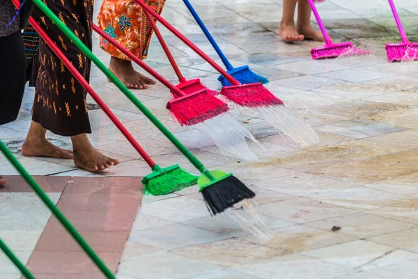 Cleaning the floor with mops — Stock Photo, Image