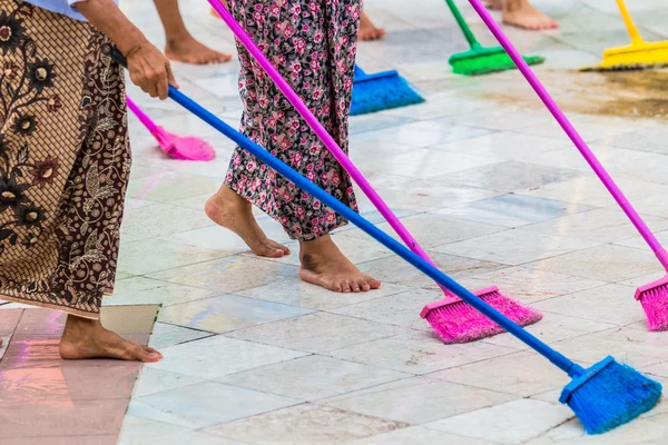 Limpieza del suelo con fregonas — Foto de Stock