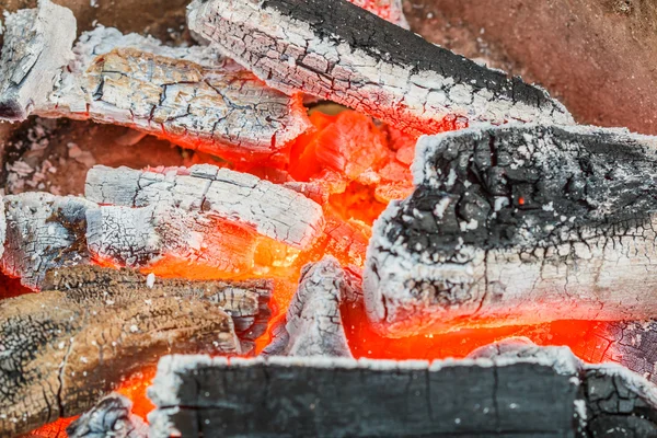Brinnande träkol i kaminen — Stockfoto