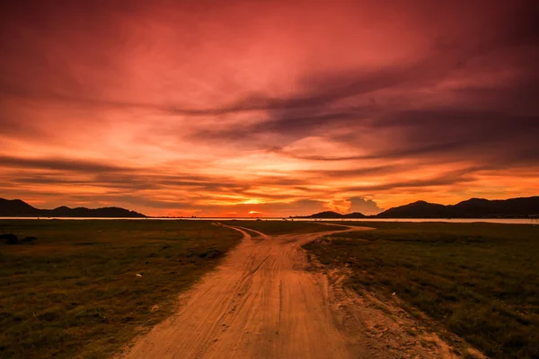 Zonsondergang over weg in Thailand — Stockfoto