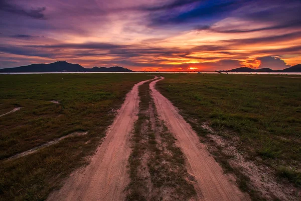 Západ slunce nad silnici v Thajsku — Stock fotografie