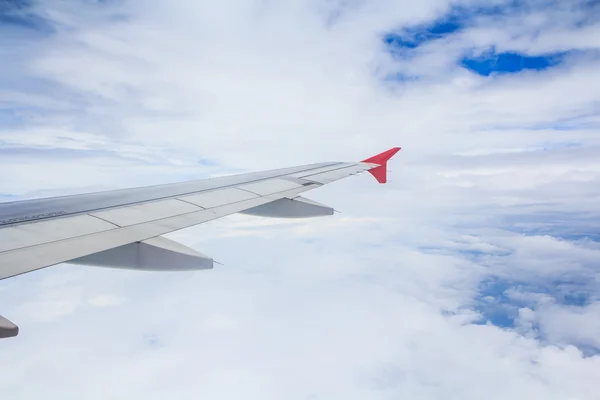 Flygplansvingen ut genom fönstret — Stockfoto