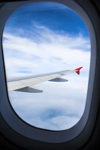 窓から飛行機の翼 — ストック写真