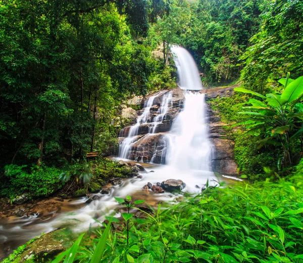 Cachoeira em Doi Inthanon — Fotografia de Stock