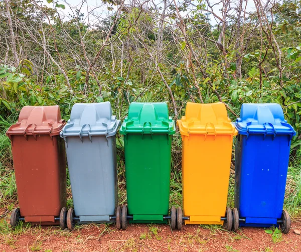 Recipientes de reciclagem de lixo — Fotografia de Stock