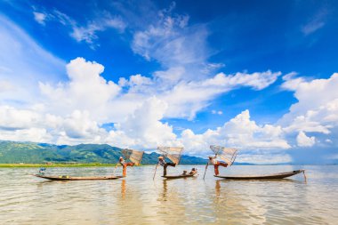Balıkçı yakalar balık Inle Gölü