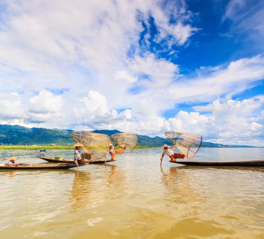 Balıkçı yakalar balık Inle Gölü