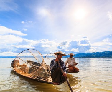 Balıkçı yakalar balık Inle Gölü