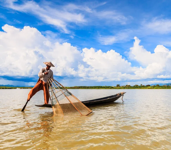 Fisherman catches fish in Inle Lake — Stock Photo, Image