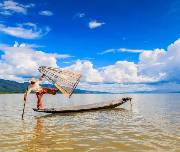 Rybář chytí ryby v jezeře Inle — Stock fotografie