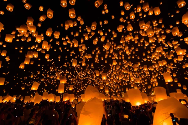 Lanternas flutuantes na província de Chiang Mai — Fotografia de Stock