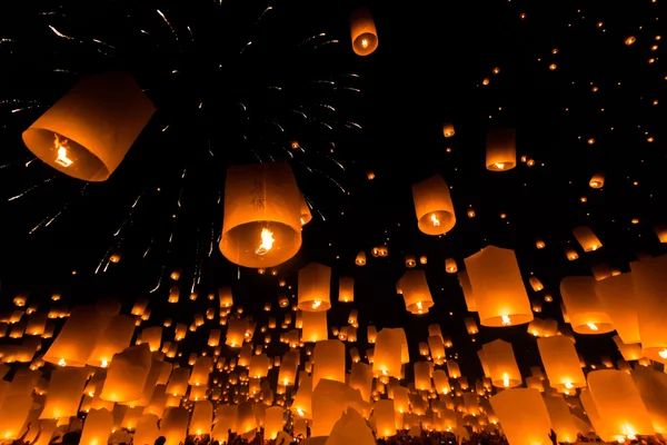 Flytande lanternor på Chiang Mai Province — Stockfoto