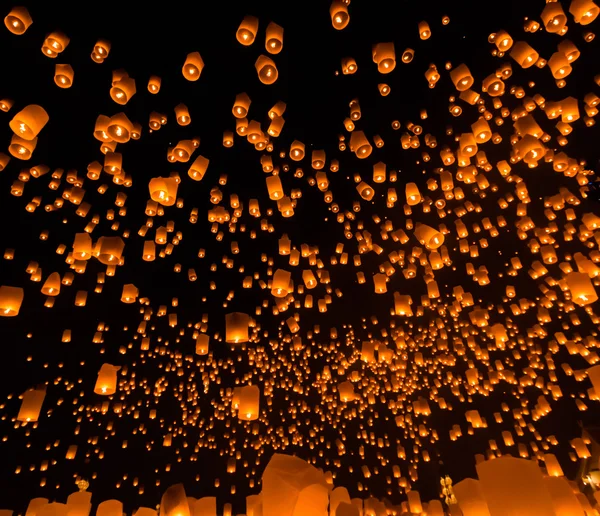 Flytande lanternor på Chiang Mai Province — Stockfoto