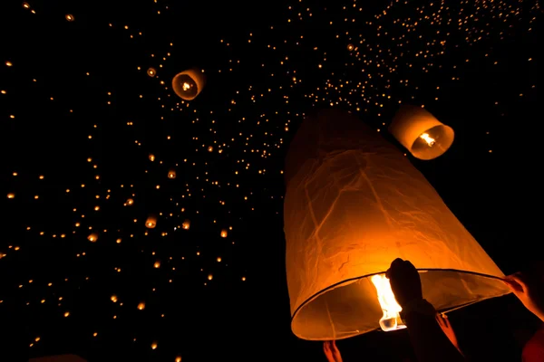 Lanterne galleggianti nella provincia di Chiang Mai — Foto Stock