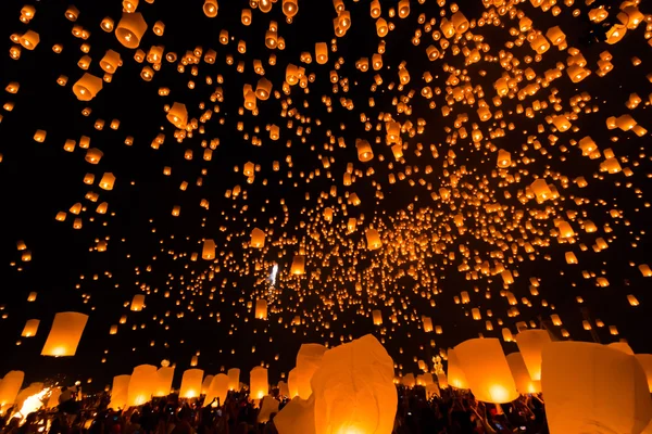 Lanterne galleggianti nella provincia di Chiang Mai — Foto Stock