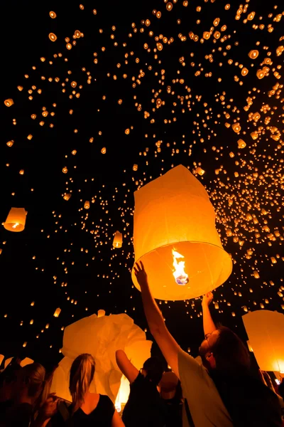 Lanternes flottantes dans la province de Chiang Mai — Photo