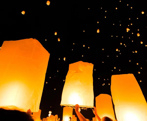 Lanternas flutuantes na província de Chiang Mai — Fotografia de Stock