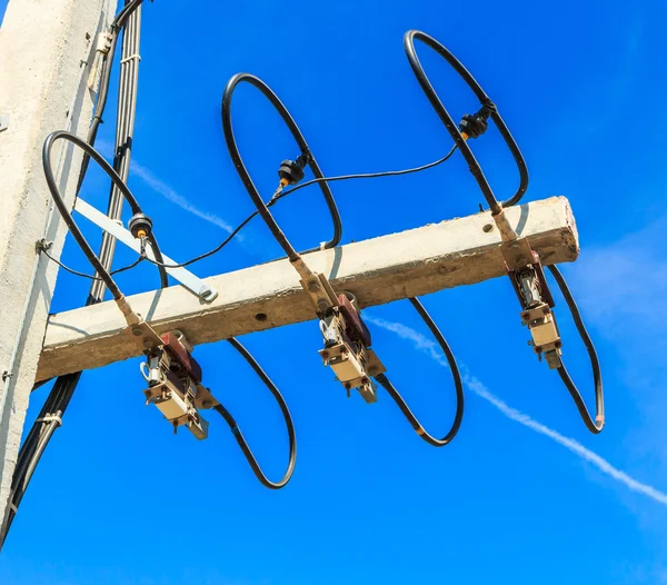 Líneas eléctricas y aislantes —  Fotos de Stock