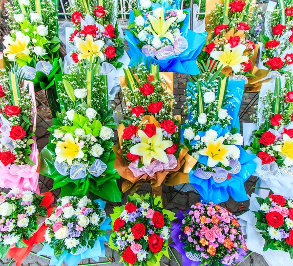 Ανθοδέσμες από φρέσκα λουλούδια για διακόσμηση — Φωτογραφία Αρχείου