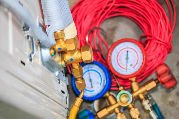 Installeren van nieuwe air conditioner. — Stockfoto