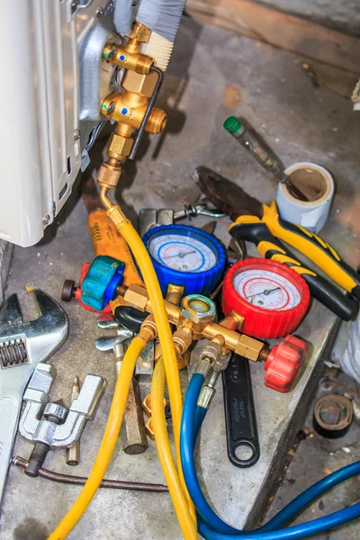 Install new air conditioner. — Stock Photo, Image