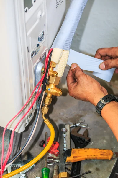 Man installeren nieuwe airconditioner. — Stockfoto