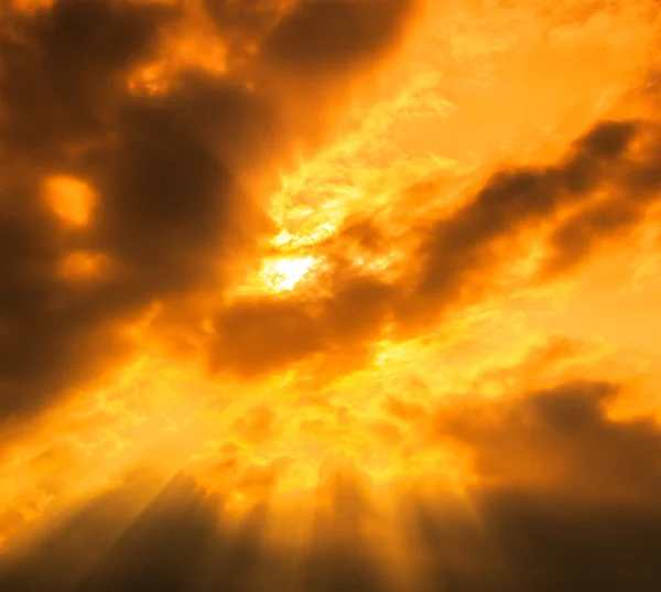 Promienie światła wpadające przez chmury — Zdjęcie stockowe