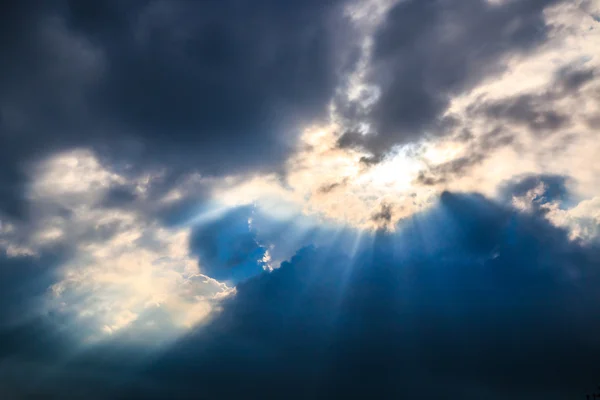 Strahlen dunkler Wolken — Stockfoto