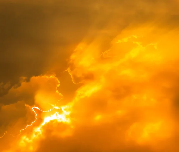 雲の切れ間から輝く光線 — ストック写真