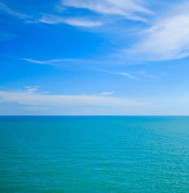 Mavi deniz ve bulut