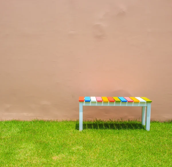 Wooden Bench on green grass — Stock Photo, Image